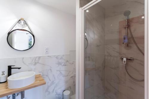 une salle de bain avec une douche avec un lavabo et un miroir dans l'établissement NATIONALE 4 - St Charles - Réformés - Vieux Port, à Marseille