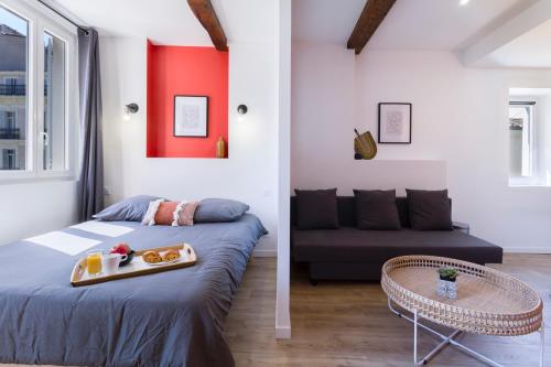 un salon avec un lit et un canapé dans l'établissement NATIONALE 4 - St Charles - Réformés - Vieux Port, à Marseille