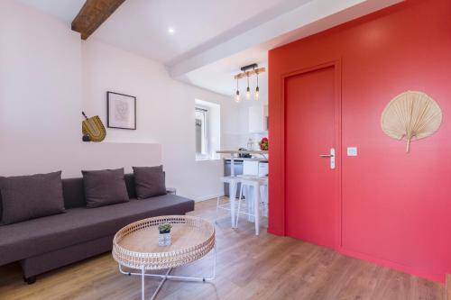 - un salon avec un canapé et une porte rouge dans l'établissement NATIONALE 4 - St Charles - Réformés - Vieux Port, à Marseille