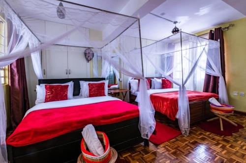 Una cama o camas en una habitación de Teresita Home JKIA