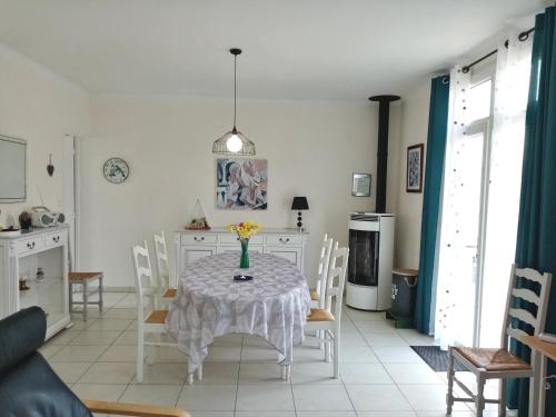 une cuisine et une salle à manger avec une table et des chaises dans l'établissement Evasion, à Pornic