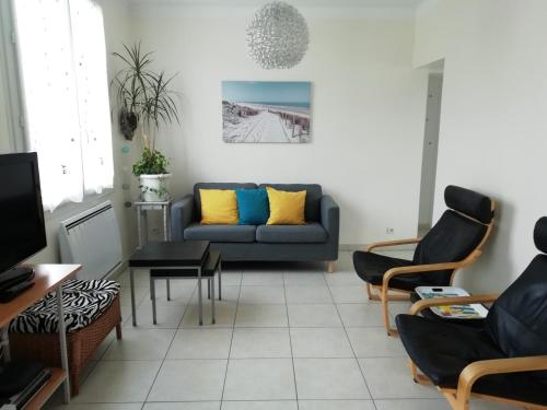 un salon avec un canapé et une table dans l'établissement Evasion, à Pornic