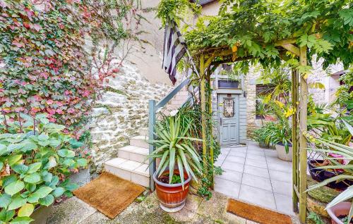 un jardin avec un bouquet de plantes et une porte dans l'établissement Proche Mer, à Ploemeur