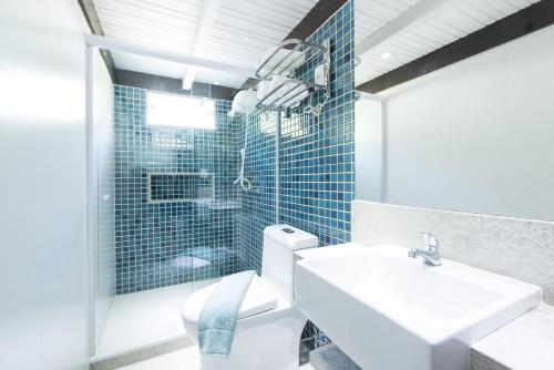 uma casa de banho com um WC, um lavatório e um chuveiro em Brasil Buzios em Búzios