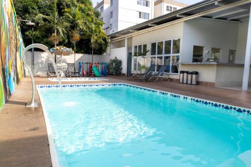 ゴイアニアにあるAllegro Hotelの建物内の大きな青いスイミングプール
