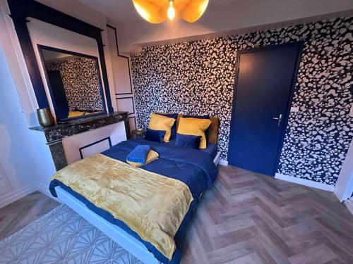une chambre avec un lit avec une couette bleue dans l'établissement L'Impérial, à Auxerre