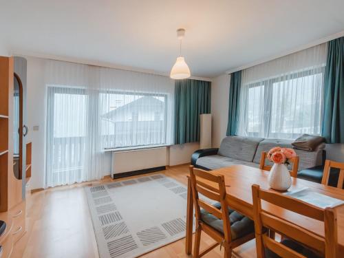 バードガシュタインにあるApartment Landhaus St- Georg-1 by Interhomeのテーブルとソファのあるリビングルーム
