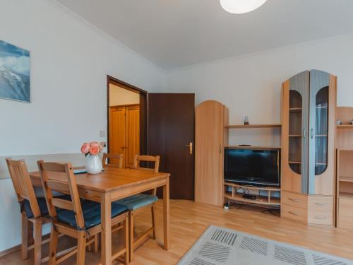 TV a/nebo společenská místnost v ubytování Apartment Landhaus St- Georg-1 by Interhome