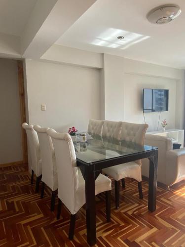 Μια τηλεόραση ή/και κέντρο ψυχαγωγίας στο Happy Apartment