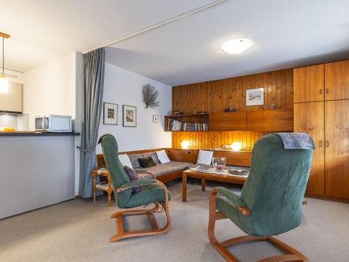 シャンペリーにあるApartment Grand-Pré A by Interhomeのソファとテーブルと椅子のあるリビングルーム