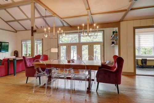 a dining room with a table and chairs at View and access to Lake Orford - Spa - Australe in Austin