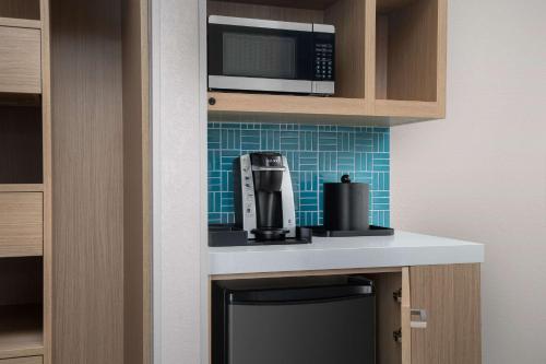 a kitchen with a coffee maker and a microwave at Hilton Garden Inn Wilkes-Barre in Wilkes-Barre
