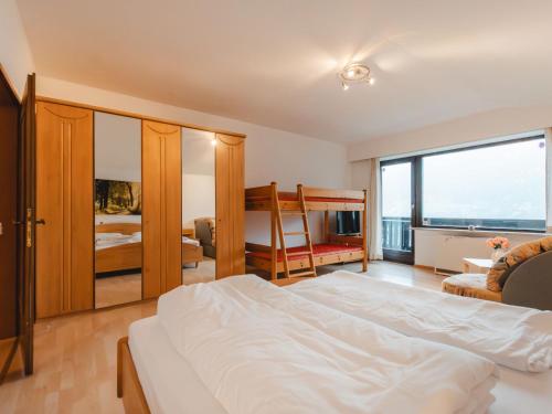 een slaapkamer met een bed en een stapelbed bij Apartment Landhaus St- Georg-8 by Interhome in Bad Gastein