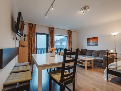 Televiisor ja/või meelelahutuskeskus majutusasutuses Apartment Landhaus St- Georg-2 by Interhome