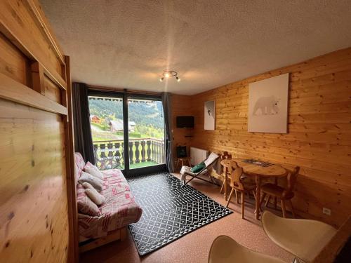 une chambre avec une table et une fenêtre dans l'établissement Charmant Studio à Châtel - Balcon Sud, Parking, Proche Centre Aquatique - 2 à 4 Personnes - FR-1-198-167, à Châtel