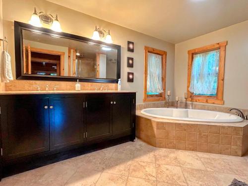 Ένα μπάνιο στο Sophie's Choice ~ Secluded Luxury Log Cabin w/ Hot Tub + Pool Table