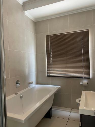Ένα μπάνιο στο Fourways Luxury Apartments