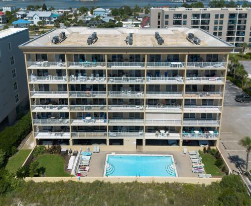 widok z lotu ptaka na duży budynek mieszkalny z basenem w obiekcie Summerlin 101 w mieście Fort Walton Beach