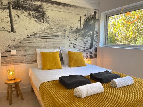 een slaapkamer met een bed met een schilderij aan de muur bij PALAVAS Acces direct plage LM Sud in Palavas-les-Flots