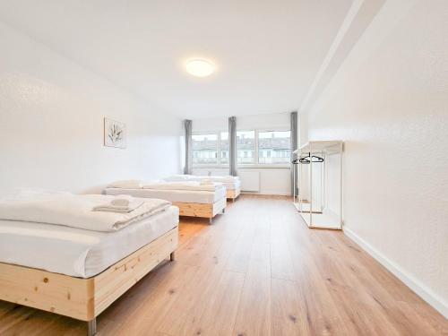 Foto Tolstov Apartments - City Apartment with 4 or 5 Rooms - 15 Min Messe DUS & 10 Min Old Town DUS 4