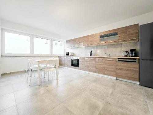 Foto Tolstov Apartments - City Apartment with 4 or 5 Rooms - 15 Min Messe DUS & 10 Min Old Town DUS 3