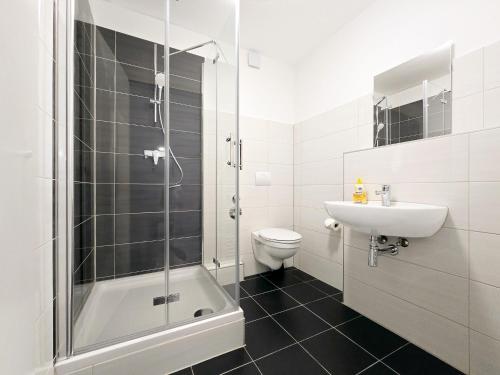 Foto Tolstov Apartments - City Apartment with 4 or 5 Rooms - 15 Min Messe DUS & 10 Min Old Town DUS 3
