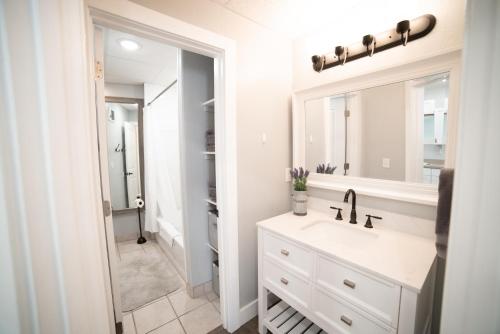 un bagno con lavandino e specchio di Aunt Beans Guest Suite a Kanab