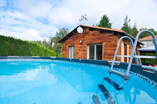 Kolam renang di atau dekat dengan Chalet avec piscine privée