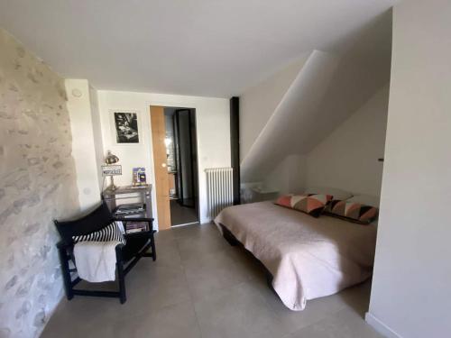 une chambre avec un lit et un bureau dans une pièce dans l'établissement Charmant Studio avec terrasse, proche plage et ville, à Marseille