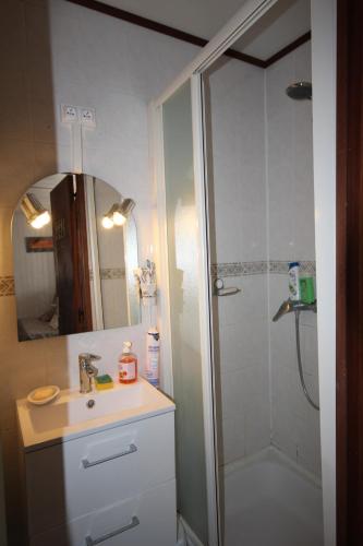 une salle de bain avec une douche, un lavabo et des toilettes dans l'établissement Domaine de vacances à 600m de la plage villa climatisée, 2 chambres, 4 à 6 couchages WIFI, terrasse angle, parking, animations et piscines en supplément LRTAMG1, à Portiragnes