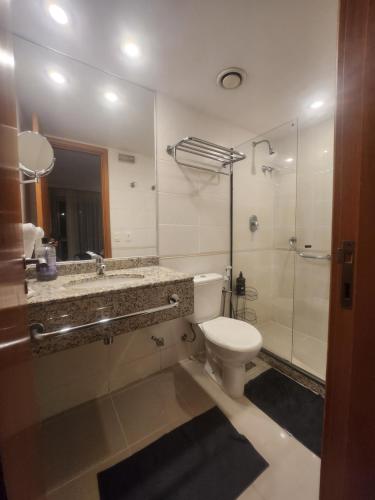 Ένα μπάνιο στο Suíte Aconchegante no Coração da Barra