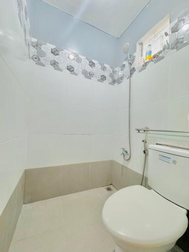 a bathroom with a white toilet in a room at Asahel Cozy Crib Budget studio with Netflix in Buri