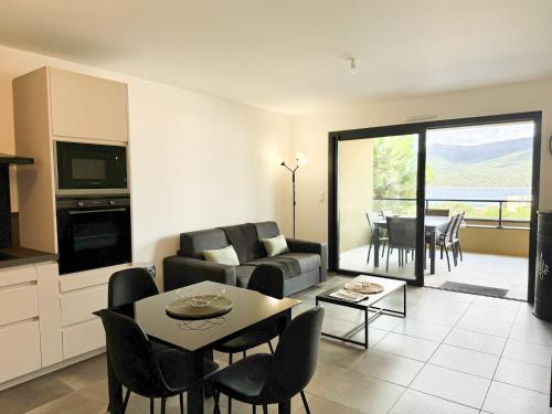 un salon avec un canapé et une table dans l'établissement T2 moderne avec vue mer et proche centre-ville, à Propriano