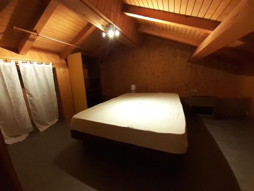 une petite chambre avec un lit dans une pièce dans l'établissement Chalet Blanche neige, à Saint-Jean-de-Sixt