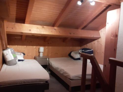 - une chambre avec 2 lits superposés dans une cabine dans l'établissement Chalet Blanche neige, à Saint-Jean-de-Sixt