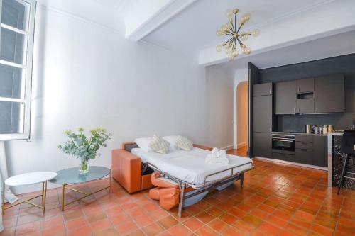 un salon avec un canapé et une table dans l'établissement Élégant Appartement Standing à 3min du Cours Mirabeau, à Aix-en-Provence