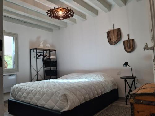 - une chambre blanche avec un lit et une lampe dans l'établissement Saint André- Lovely house, à Saint-André-dʼAllas