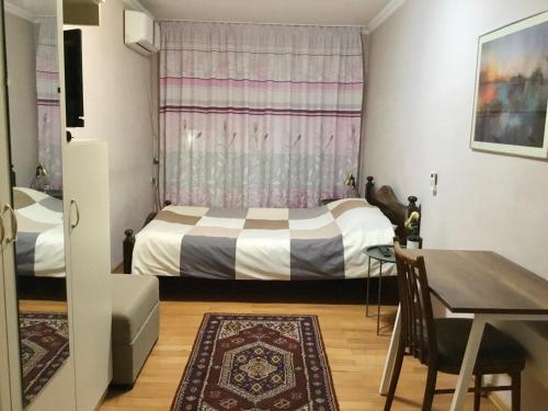 Un dormitorio con una cama y una mesa y un comedor. en Two bedroom duplex apartment, en Tiflis