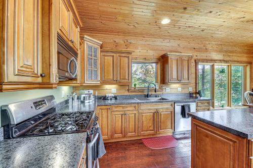 Η κουζίνα ή μικρή κουζίνα στο Game Room, Deck and Views Idyllic Slaty Fork Cabin