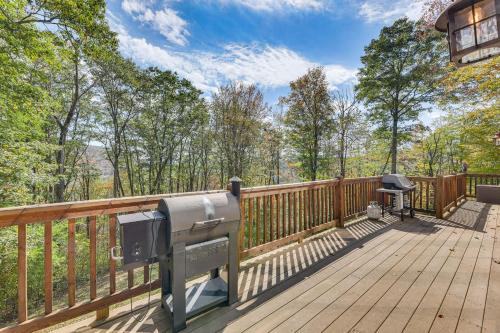 Μπαλκόνι ή βεράντα στο Game Room, Deck and Views Idyllic Slaty Fork Cabin