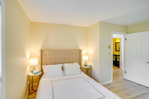 Postel nebo postele na pokoji v ubytování Cozy Catskill Condo - 2 Mi to Windham Mountain Ski