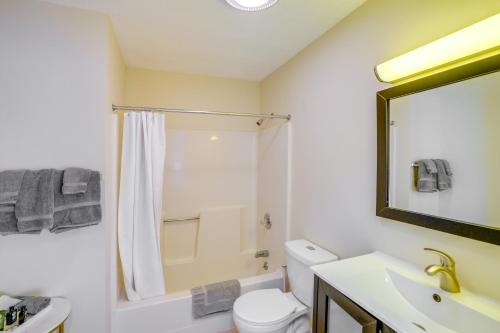 Koupelna v ubytování Cozy Catskill Condo - 2 Mi to Windham Mountain Ski