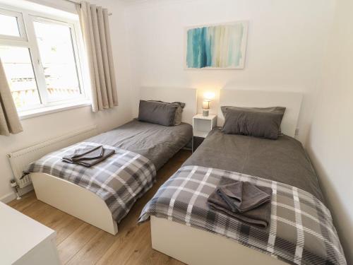 En eller flere senge i et værelse på Butterfly Lodge