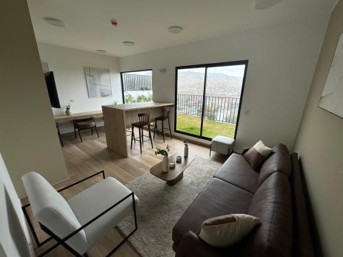 a living room with a couch and a table at Cómodo y Acogedor Departamento Cerca de Barranco y el Circuito de Playas in Lima