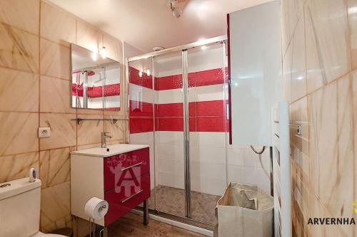 une salle de bain avec toilettes et douche en verre dans l'établissement Appartement Ulysse, à Saint-Nectaire