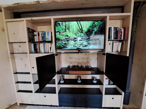 a tiny house with a window and a tv at Exklusives STALL-LOFT "ZUM PULVERER" - Naturdesign hinter historischen Mauern - AusZeit für 2 inmitten des Isarwinkels in Gaißach