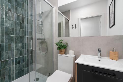a bathroom with a shower and a toilet and a sink at Patro Apartament 2 Wrocław Centrum in Wrocław