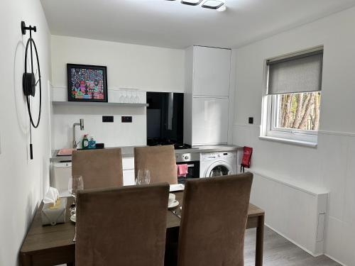 Η κουζίνα ή μικρή κουζίνα στο Cozy 2 bedrooms with private parking space and garden