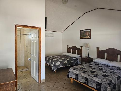 Postel nebo postele na pokoji v ubytování Sierra Hotel