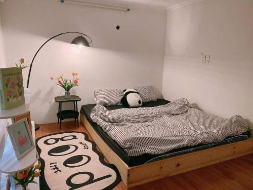 Postel nebo postele na pokoji v ubytování MinhomestayHaiPhong